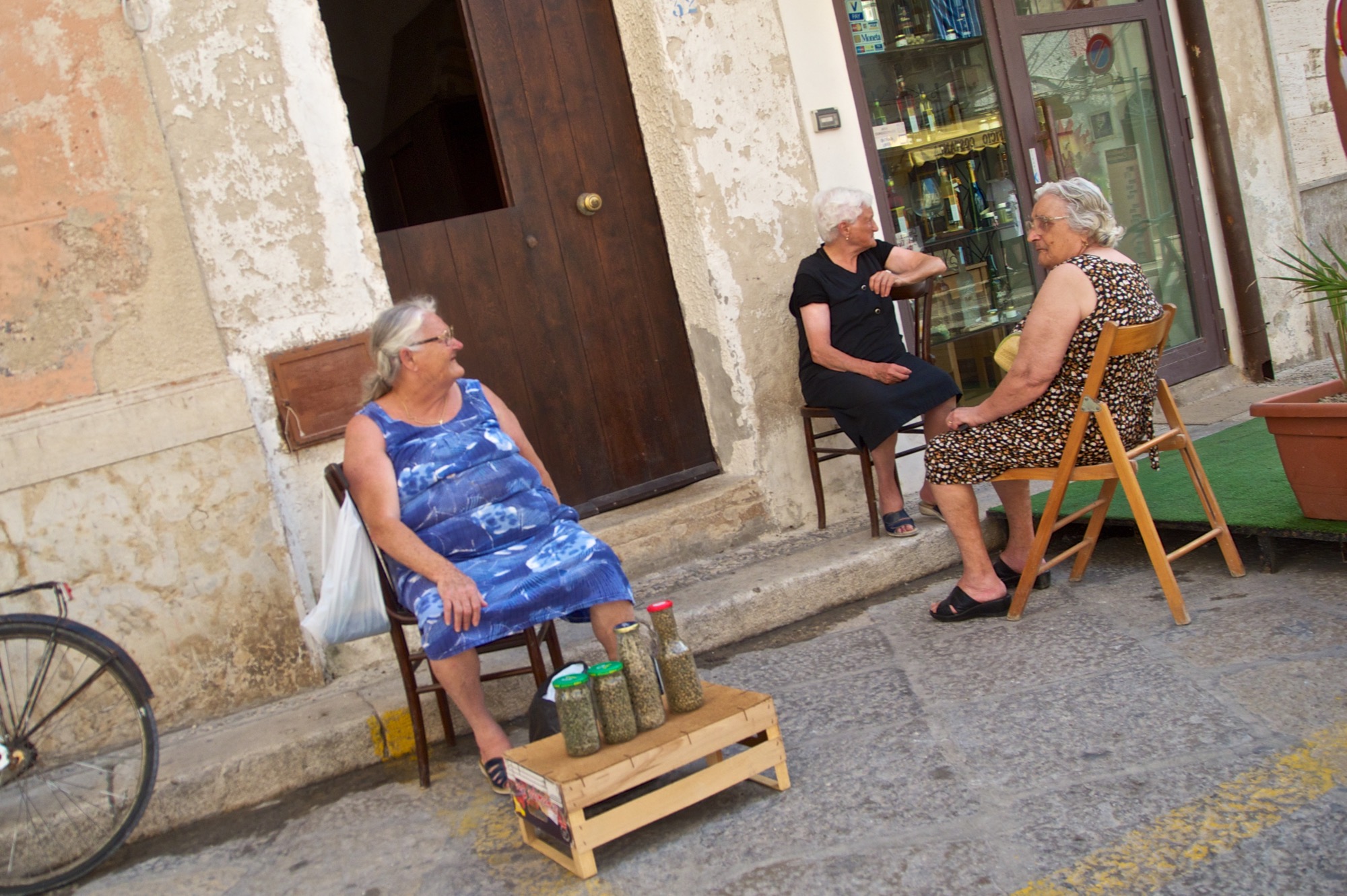 Venditrici di capperi - Favignana.jpg