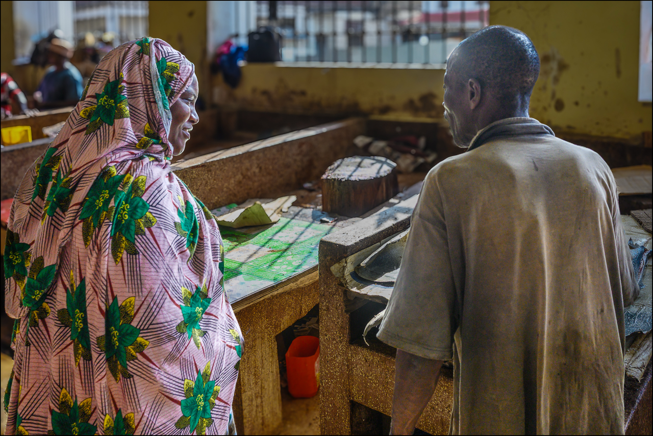 Al Mercato del pesce si contratta il prezzo della merce