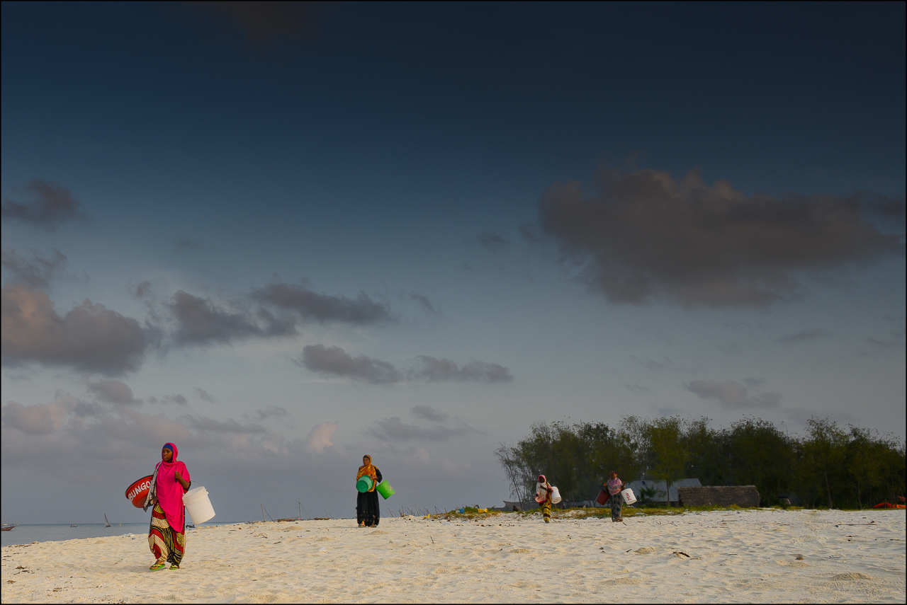 L'arrivo delle barche &egrave; atteso da abitanti del villaggio per acquistare pesce fresco