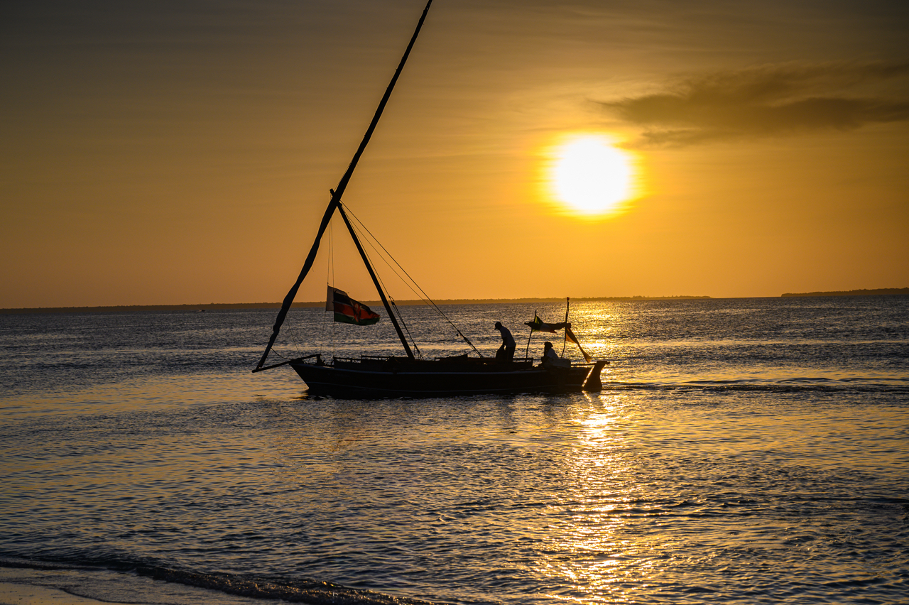 Nel tardo pomeriggio, l'estesissima spiaggia di Kendwa si anima come fosse la piazza di un paese