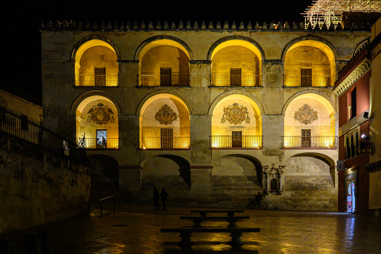 Un particolare esterno in notturna della Mezquita, la Cattedrale Moschea di Cordoba