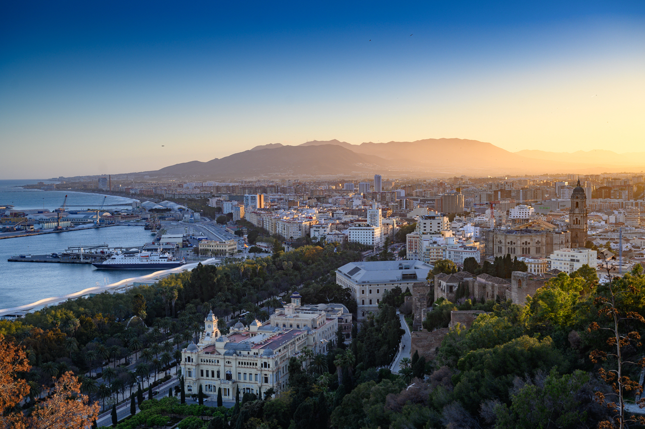 Un panorama di Malaga dalla salita al Castello