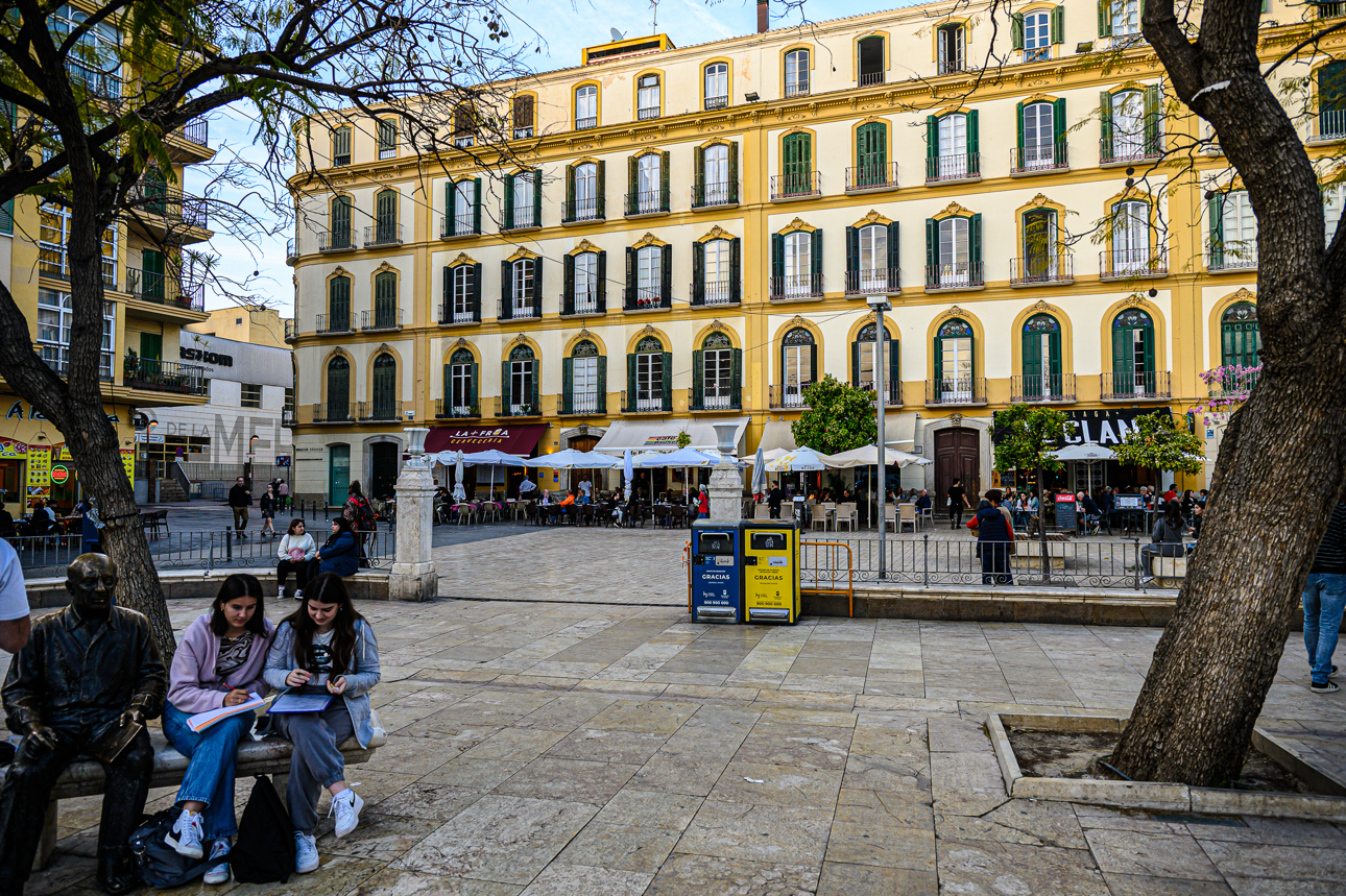 La statua di Pablo Picasso nella Plaza de la Merced a Malaga, Picasso &egrave; nato nel palazzo sullo sfondo