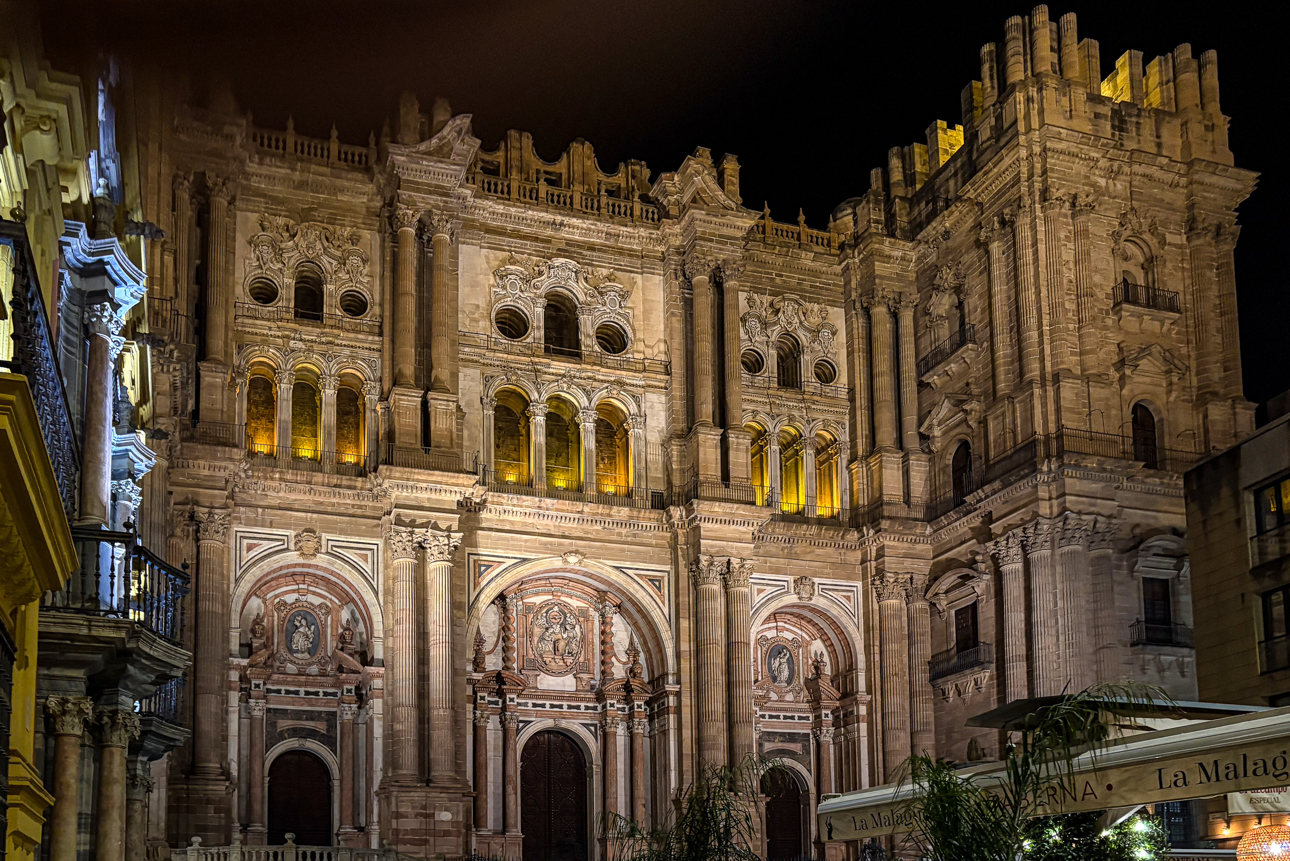 Una vista notturna della Cattedrale dell'Incarnazione 
