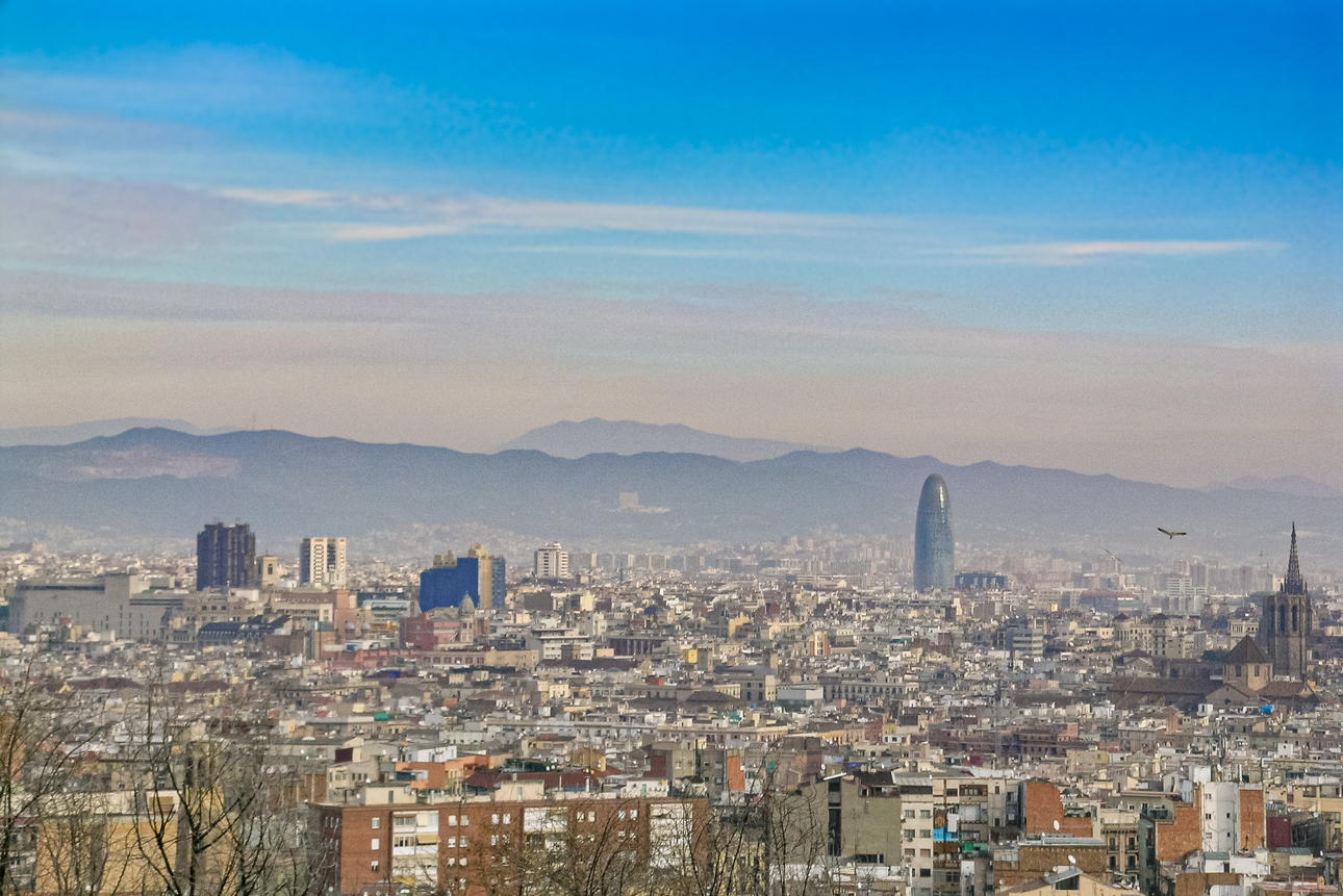 Skyline di Barcellona, con la Torre Gl&ograve;ries che spicca tra gli edifici. 