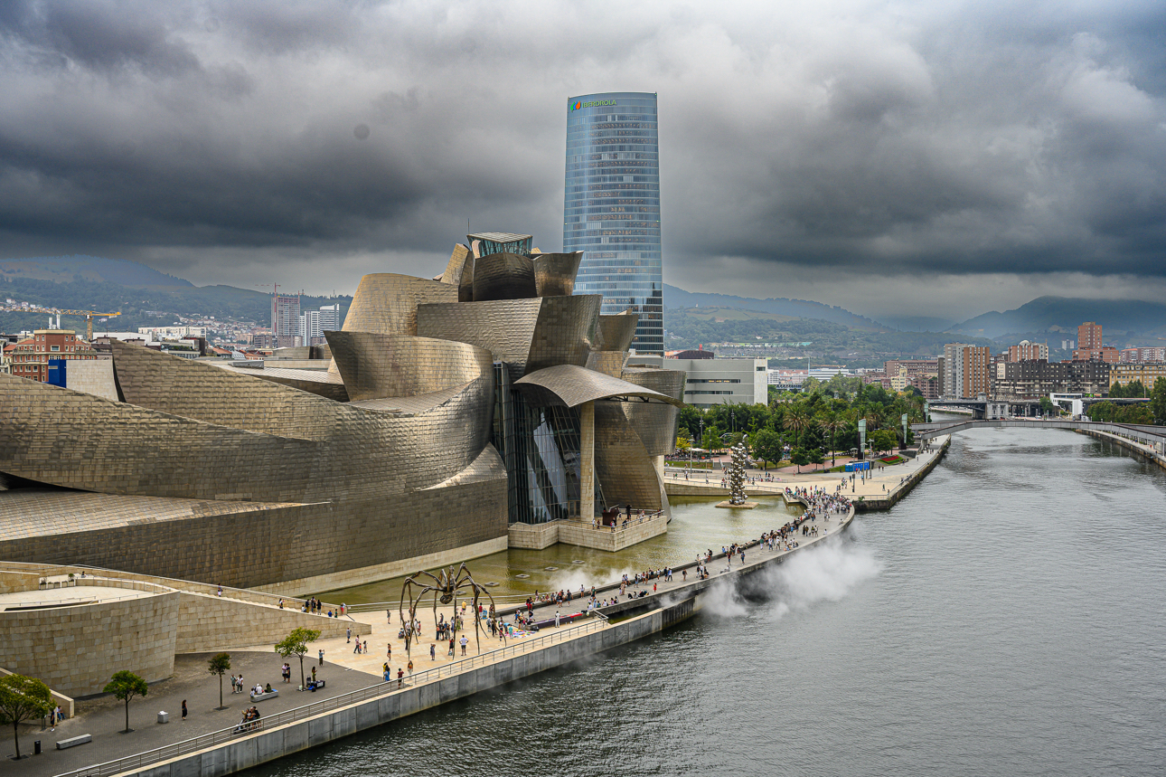 Il Museo Guggenheim catturato dal Puente de La Salve
