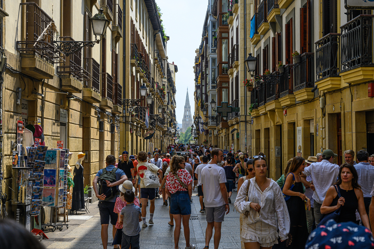 Una affollatissima via di San Sebastian
