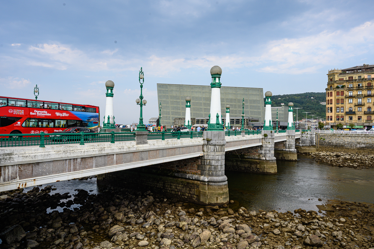 Il ponte di Zurriola e il Kursaal Congress Centre and Auditorium a San Sebasti&aacute;n