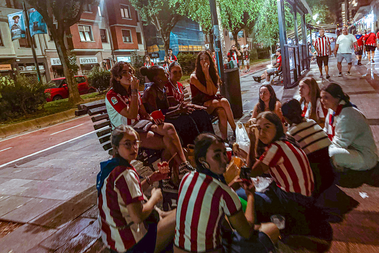Ragazzi tifosi dell'Atletic Club Bilbao all'uscita dello stadio