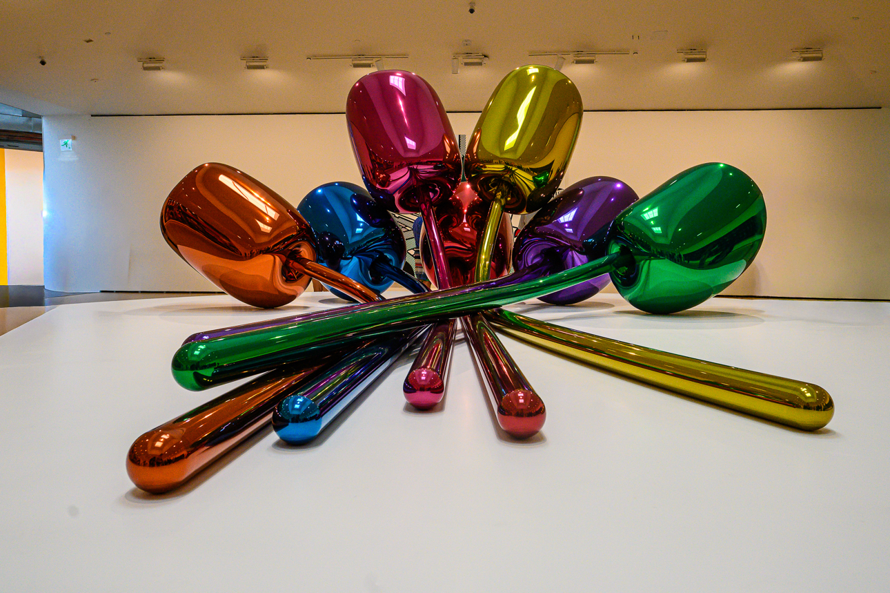 La scultura in acciaio lucido colorato 