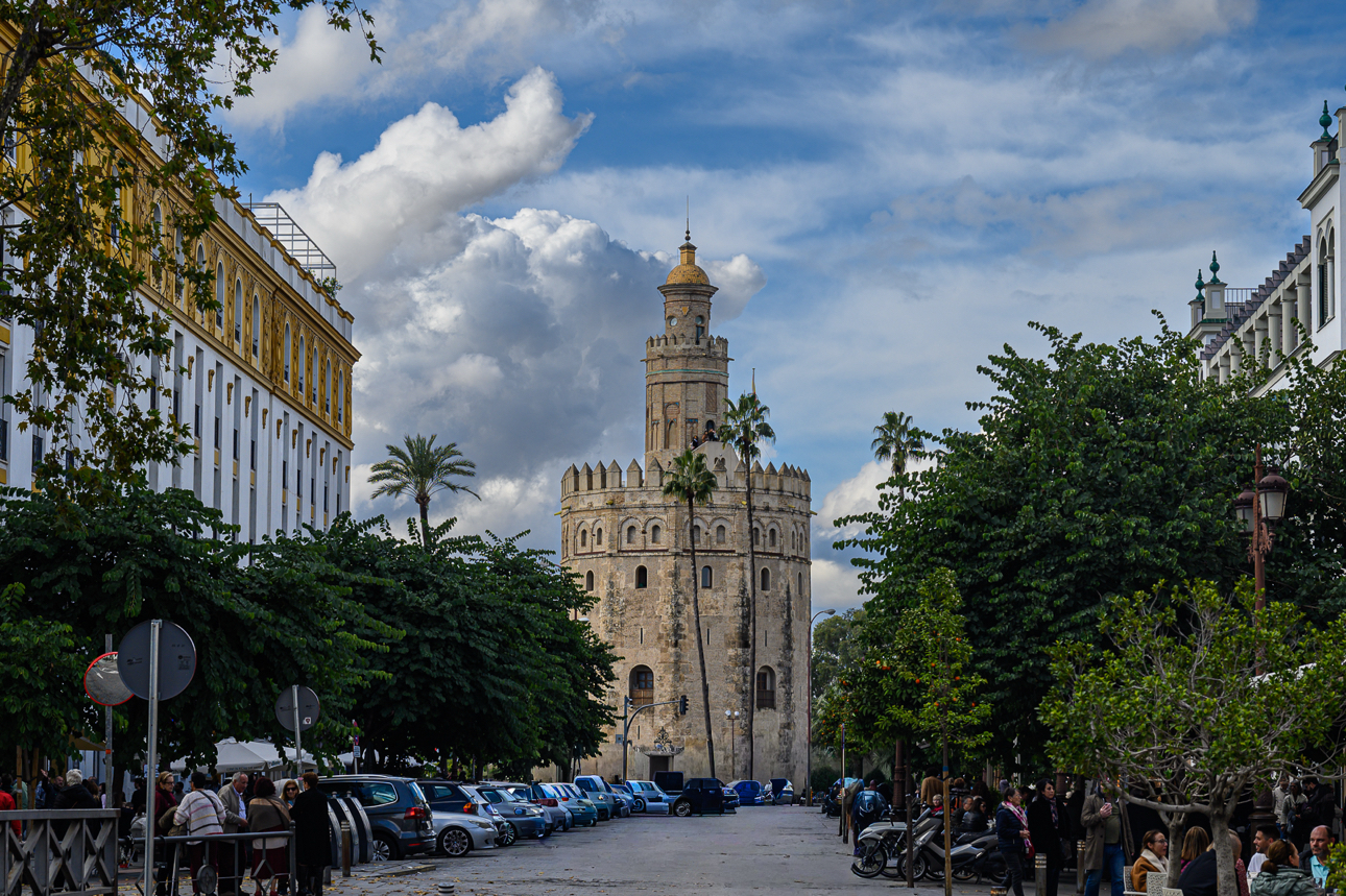 Iniziamo con una delle tante icone della citt&agrave;: la Torre dell'Oro