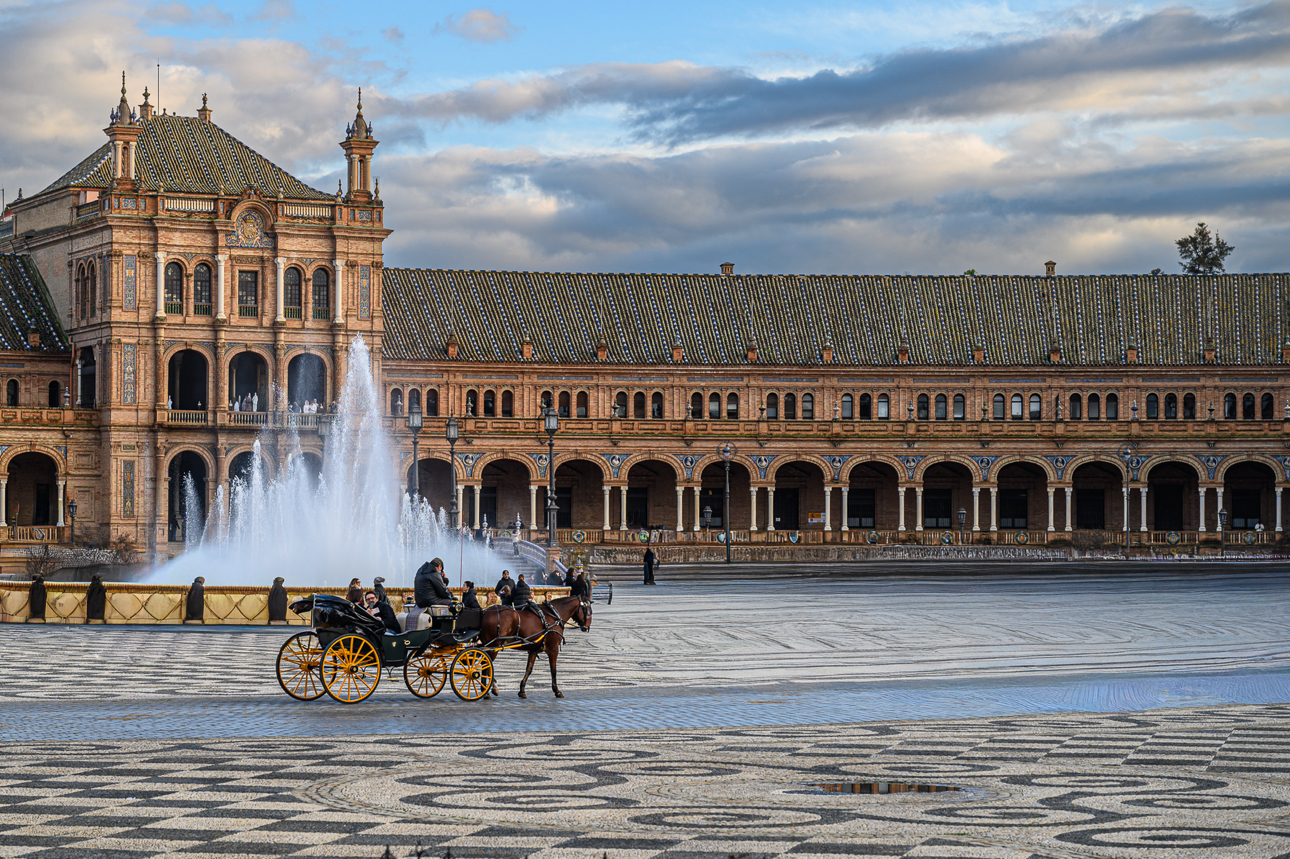 La fontana centrale (opera di Vicente Traver), fu subito molto criticata perch&eacute; a detta di molti rompeva la sensazione di vuoto della piazza