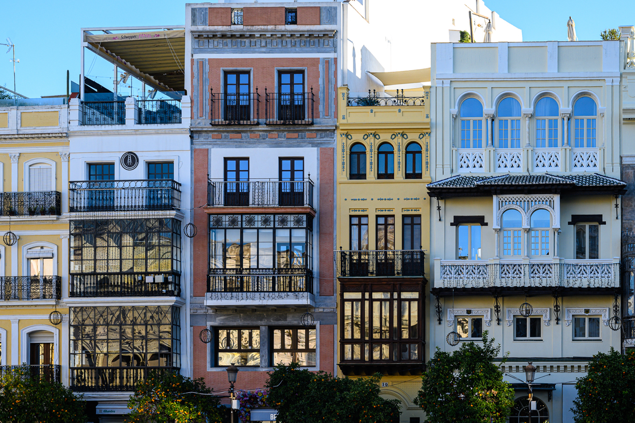 Lo stile eclettico degli edifici in Plaza de San Francisco