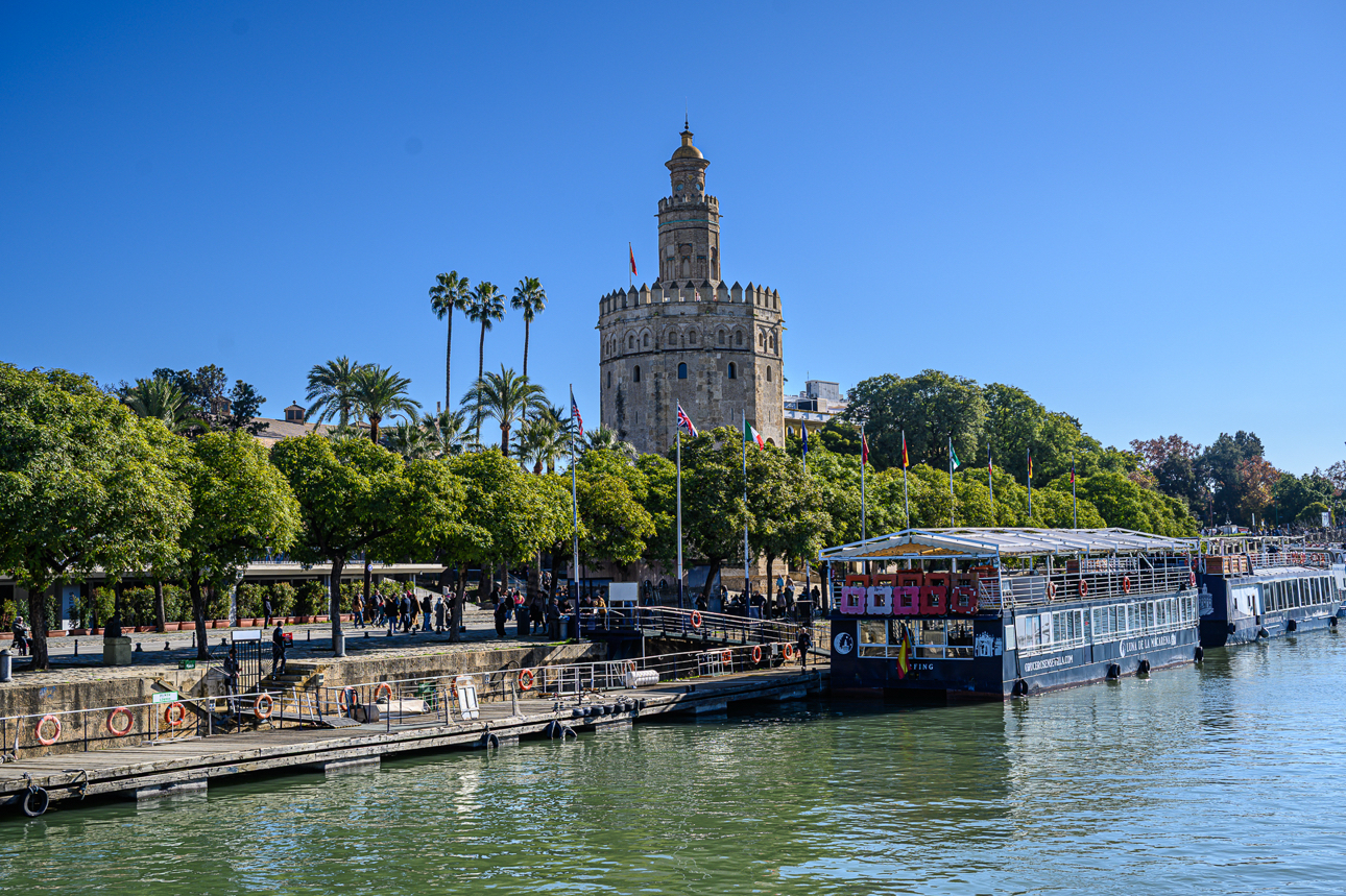 La la Torre del Oro da un'altra angolazione, sul Guadalquivir
