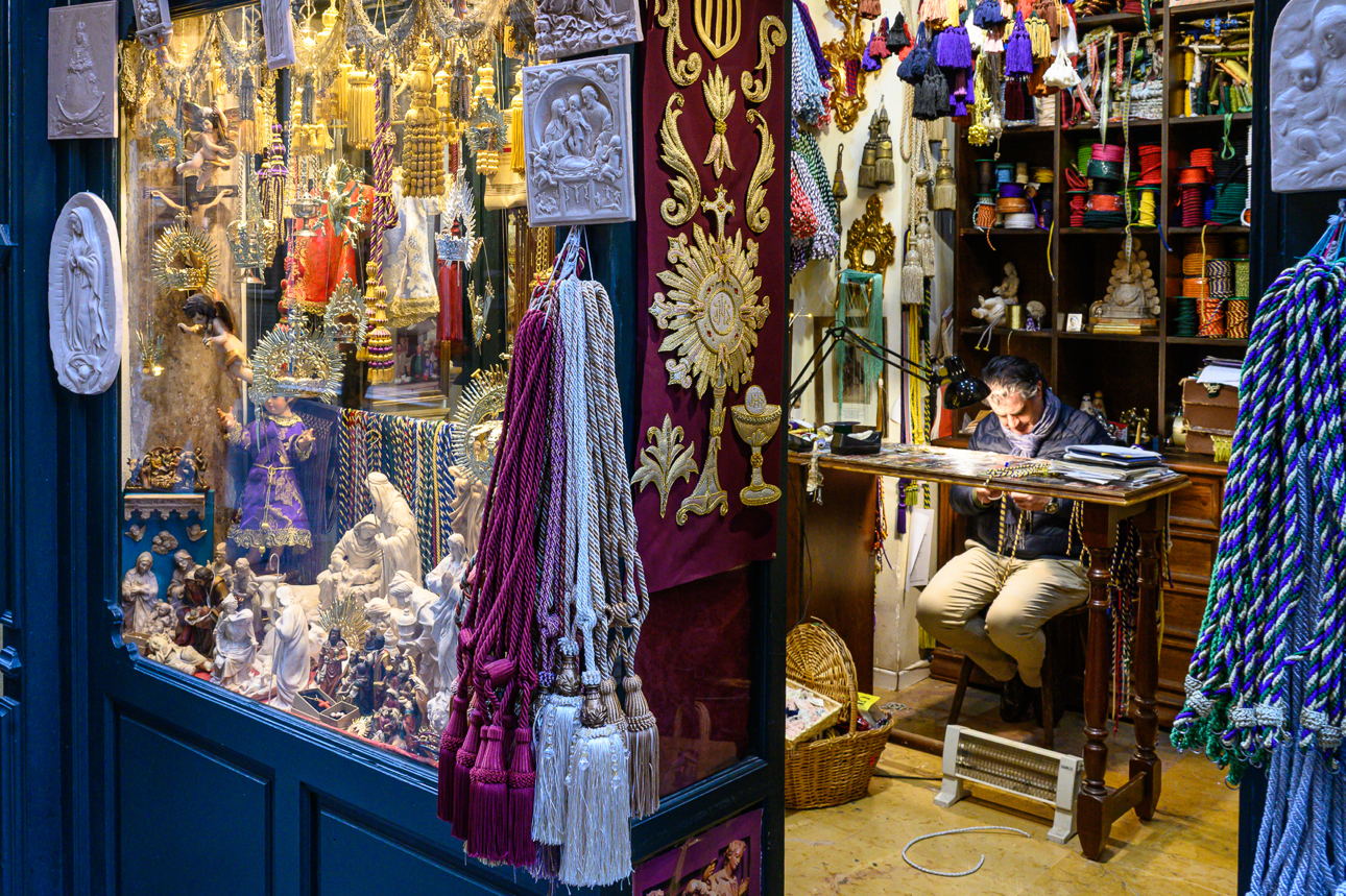 Ma nelle viuzze del centro storico si possono trovare perle antiche e prestigiose