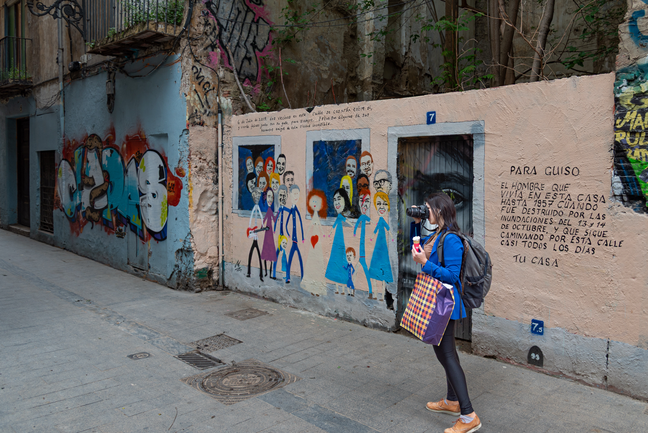 Grafiti che ricordano l'inondazione el 1957