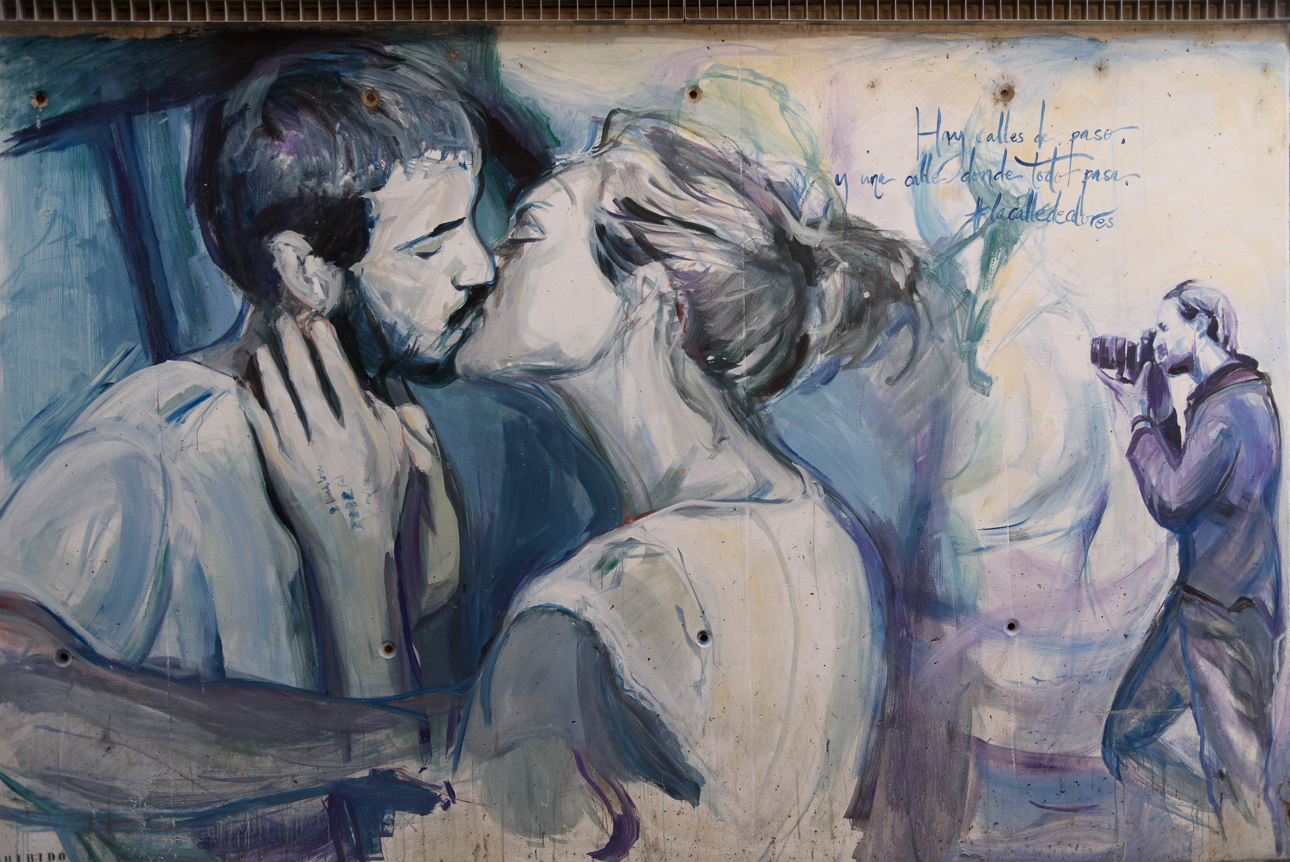 El beso, il bacio https://valencianosviajeros.com/la-calle-de-los-colores-en-el-barrio-del-carmen-valenciano/