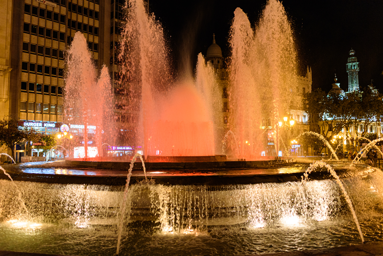 La fontana illuminata nella Plaza del Ayuntamiento