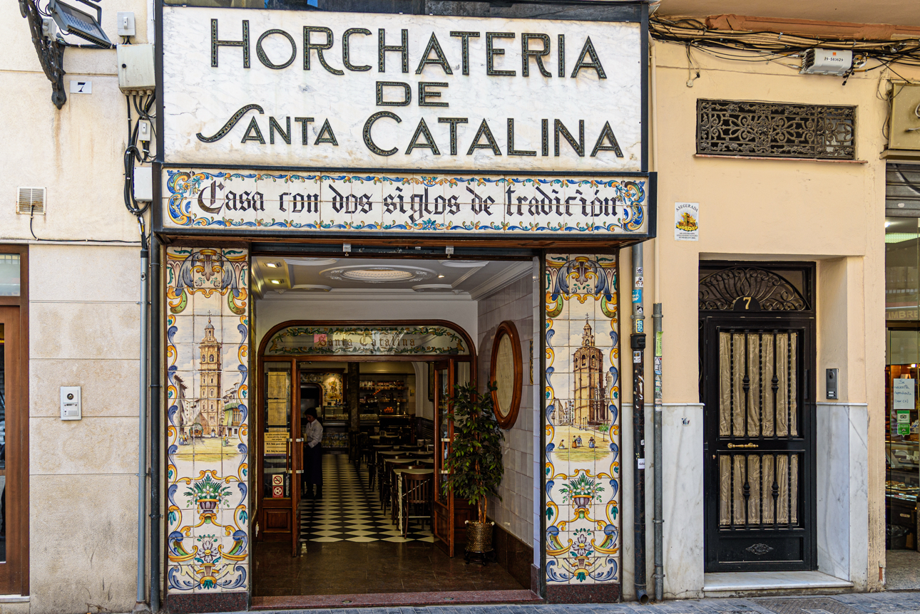 La storica Horchater&iacute;a de Santa Catalina a. Fondata nel 1830, &egrave; rinomata per servire l'autentica horchata de chufa
