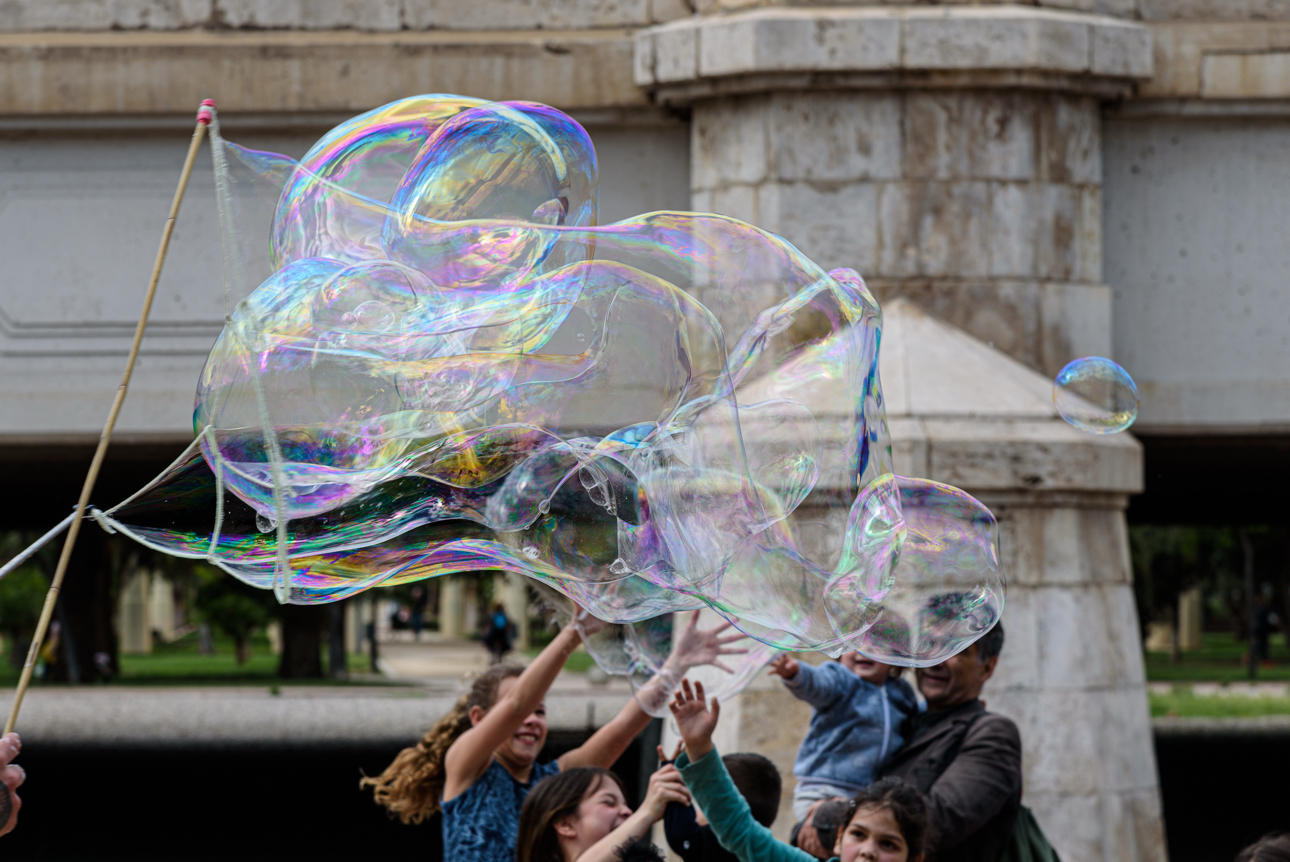 Bambini che giocano con le bolle di sapone