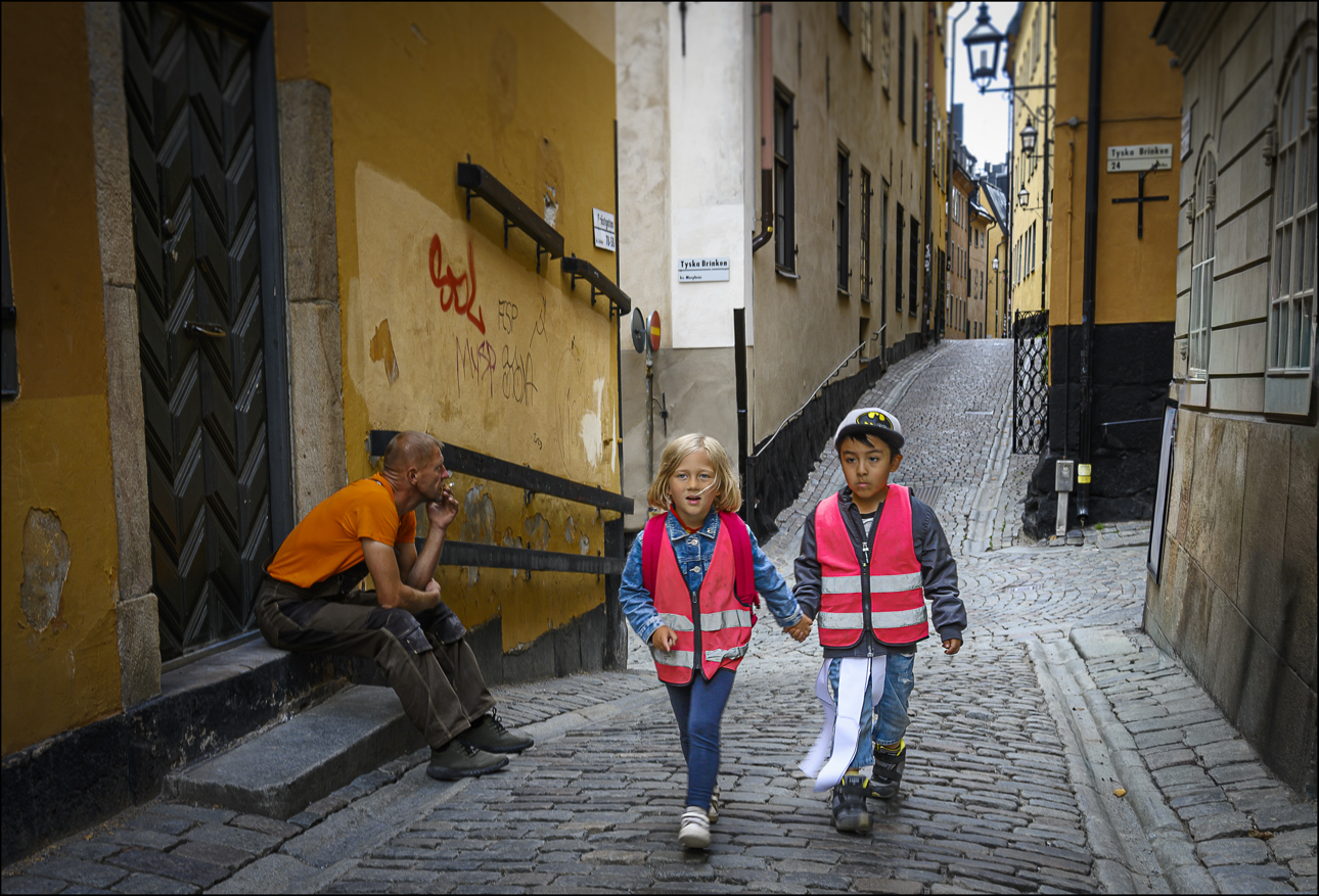 Bambini che vanno a scuola