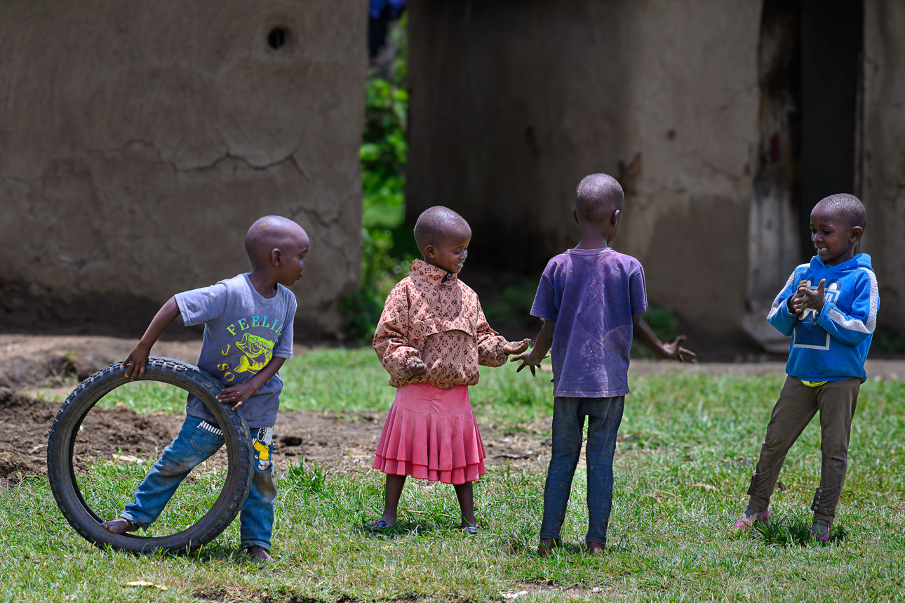 Bambini Masai che giocano