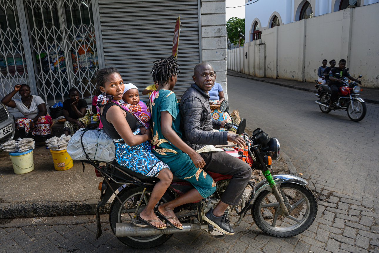 Malindi - famiglia in moto