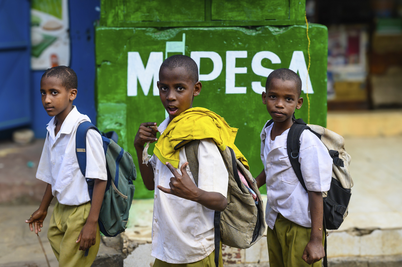 Malindi - ragazzi all'uscita di scuola