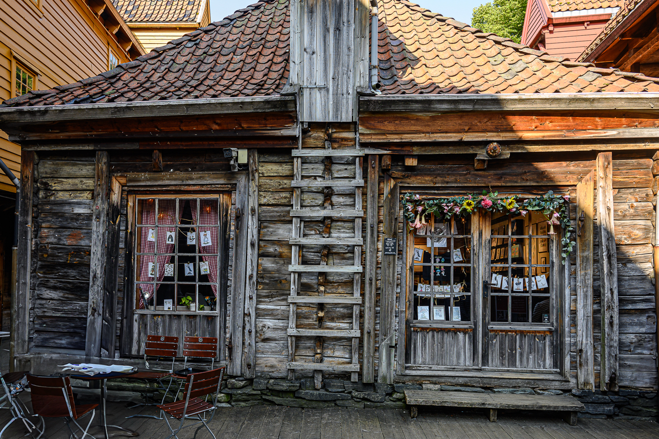 Un edificio  storico in legno del quartiere di Bryggen