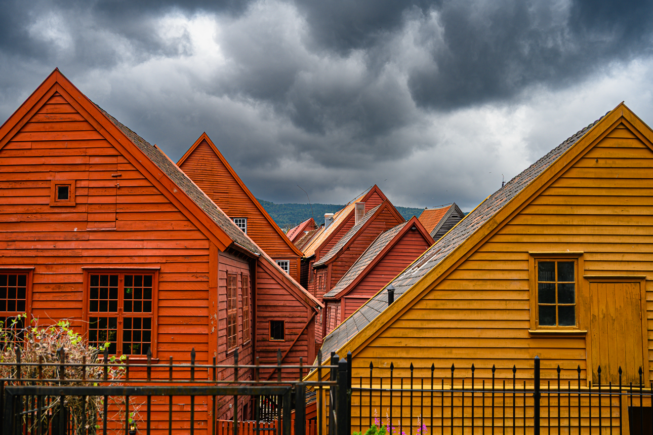I colori delle iconiche case di Bryggen a contrasto con un cielo cupo