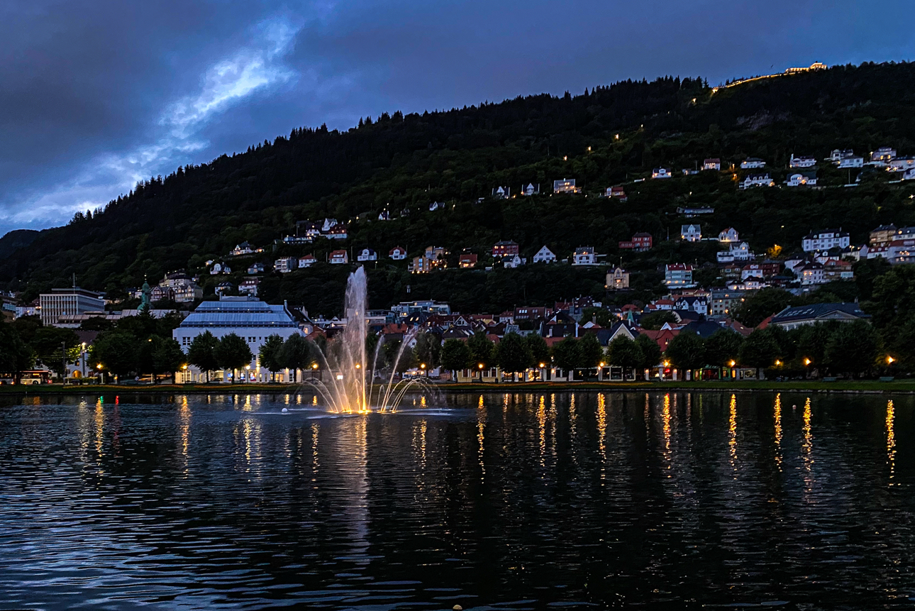 Un'immagine notturna del lago Lille Lungeg&aring;rdsvannet 