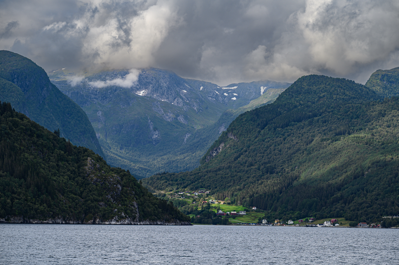 Il villaggio di Ortnevik, situato sulla sponda meridionale del Sognefjorden