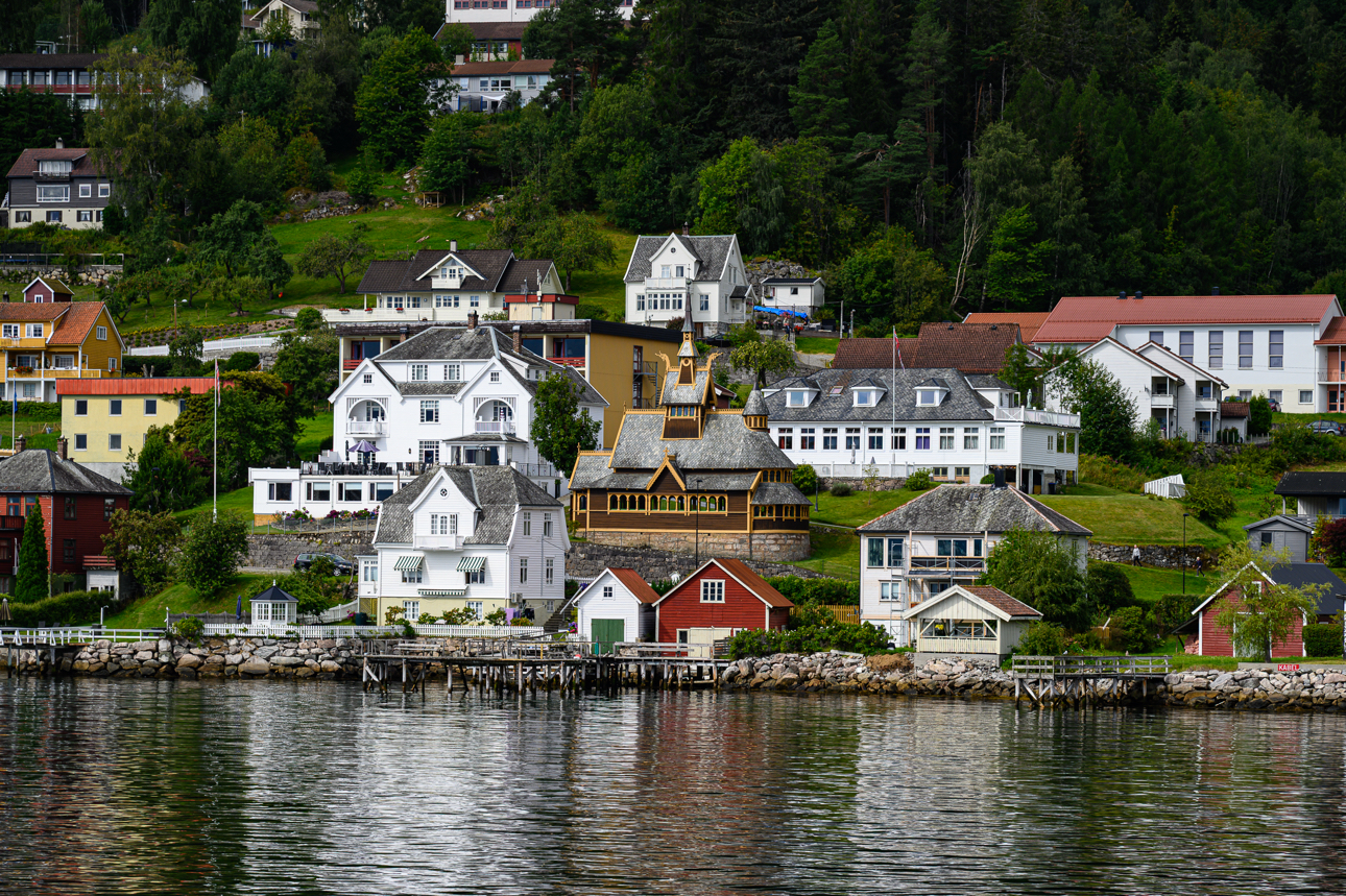 Il viaggio in motonave tra i fiordi ci porta a Balestrand