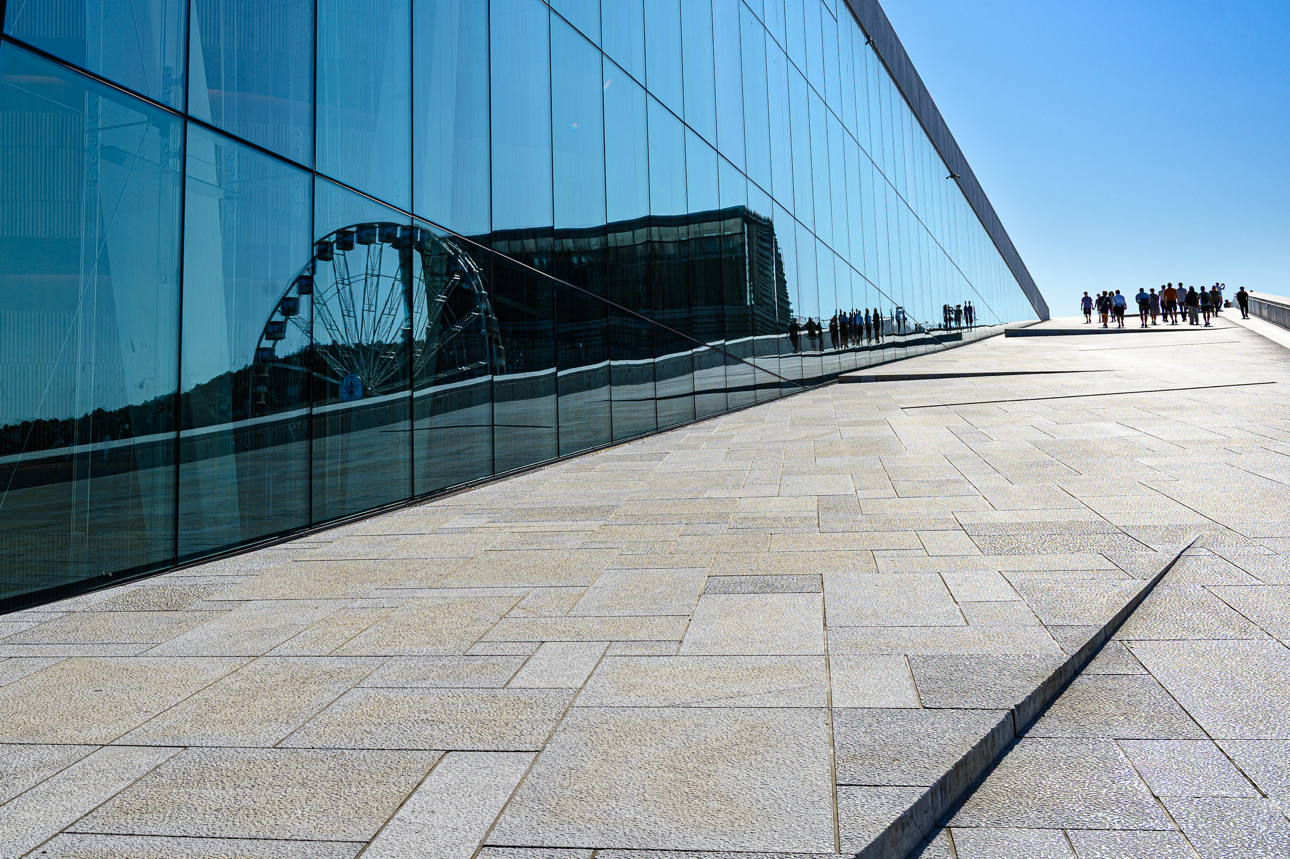 Il bellissimo esterno del Teatro dell'Opera di Oslo