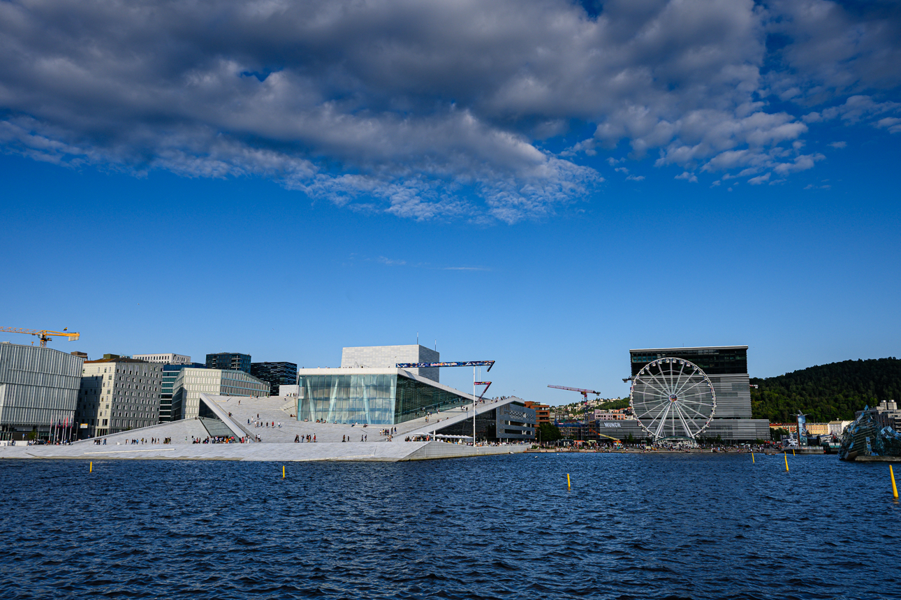 il Teatro dell'Opera di Oslo di giorno