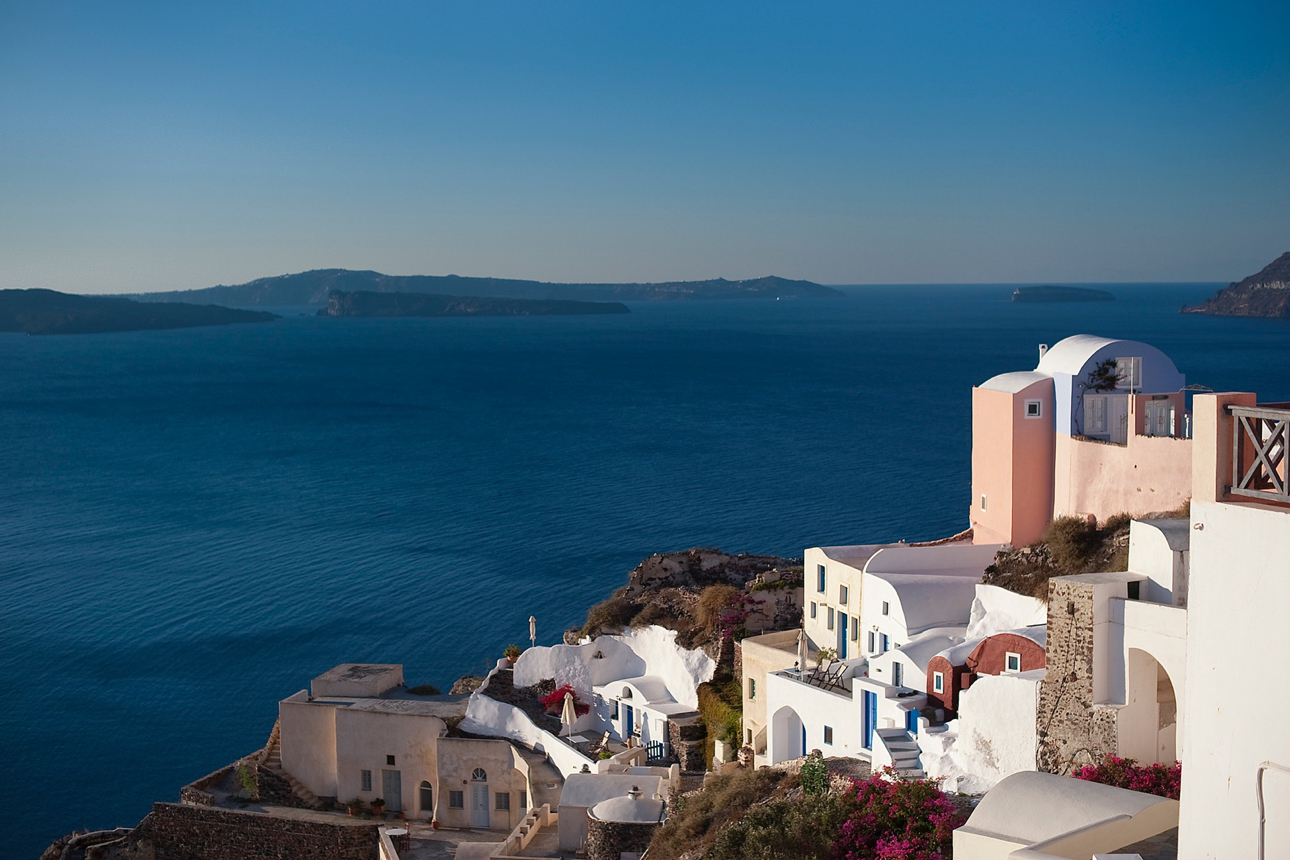 Una panoramica del borgo di Oia  adagiato sulla sommit&agrave; di Santorini