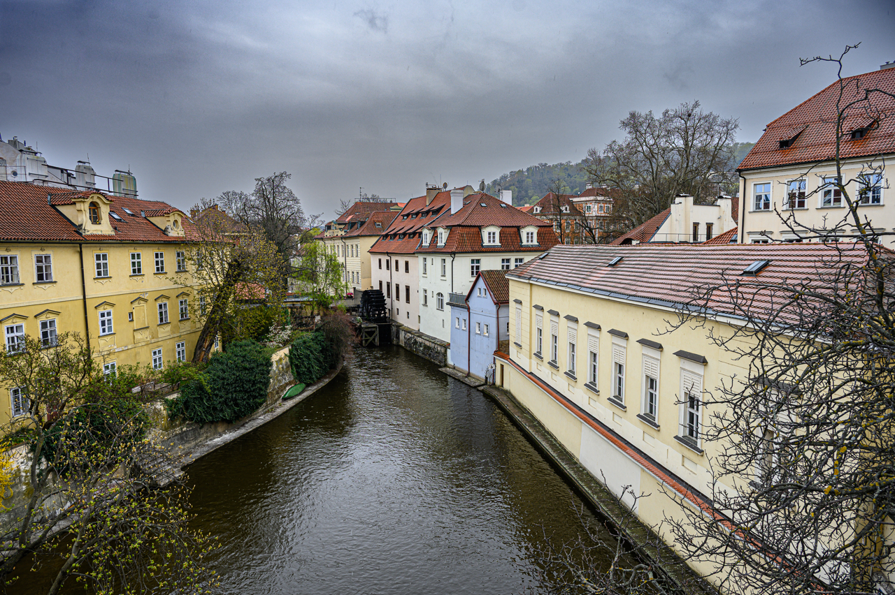 un canale di Mal&aacute; Strana (citt&agrave; piccola), con il tipico mulino