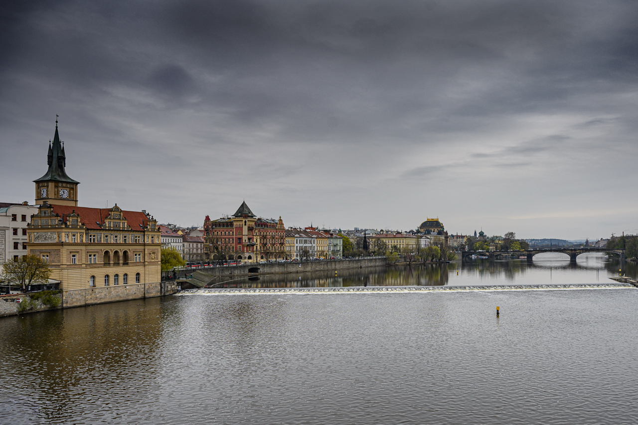 I palazzi di Star&eacute; Město (citt&agrave; vecchia) che si specchiano nella Moldava
