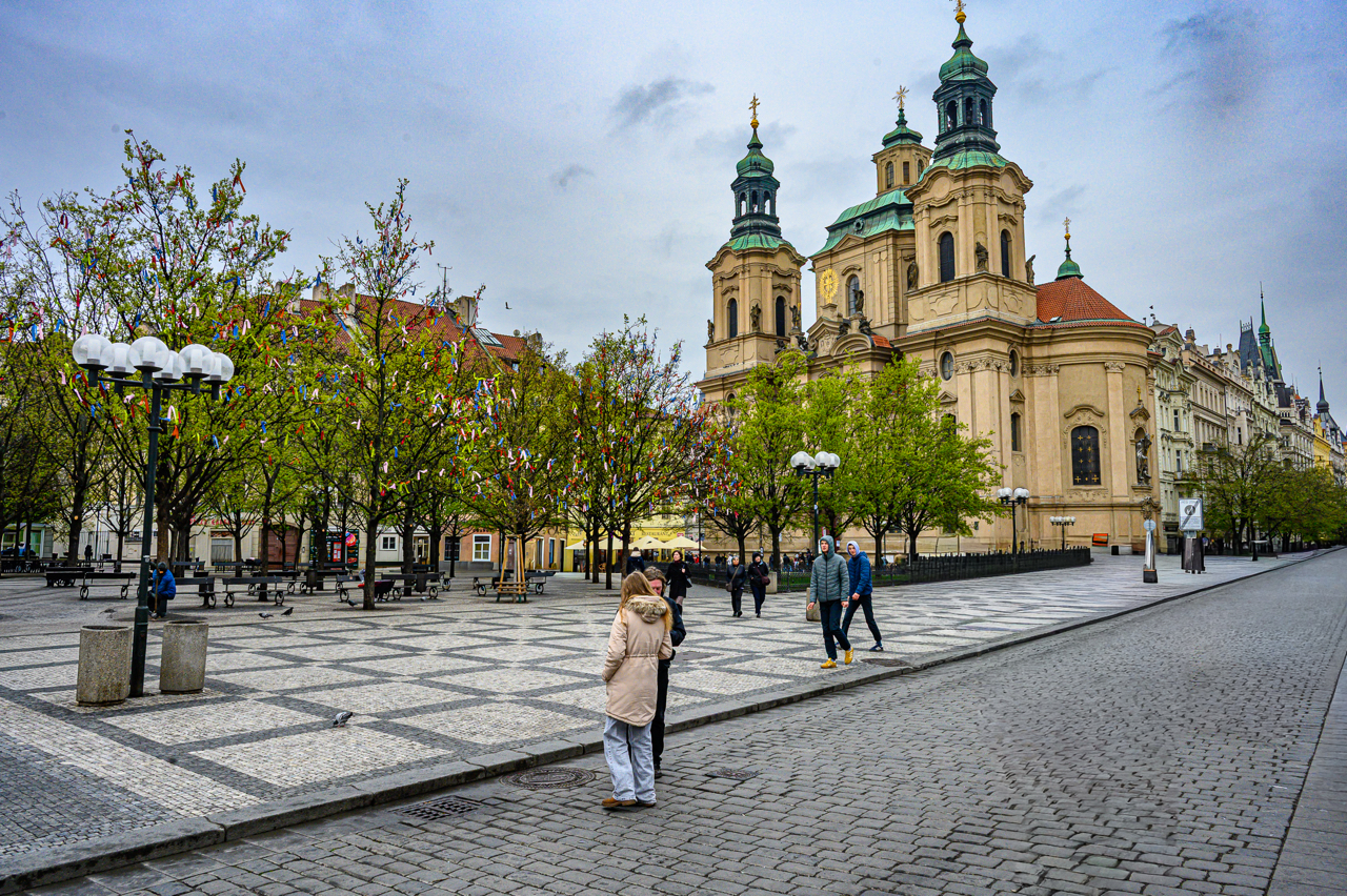 La Piazza della Citt&agrave; Vecchia di Praga con una delle due chiese dedicate a San Nocola (l'altra &egrave; nella citt&agrave; piccola)