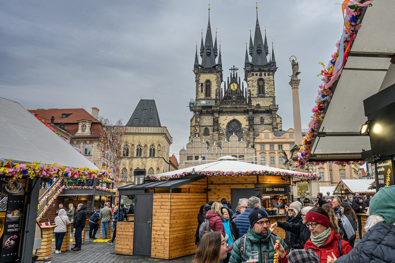 La Piazza della Citt&agrave; Vecchia a Praga con i tipici mercatini e sullo sfondo la Chiesa di Santa Maria di T&yacute;n