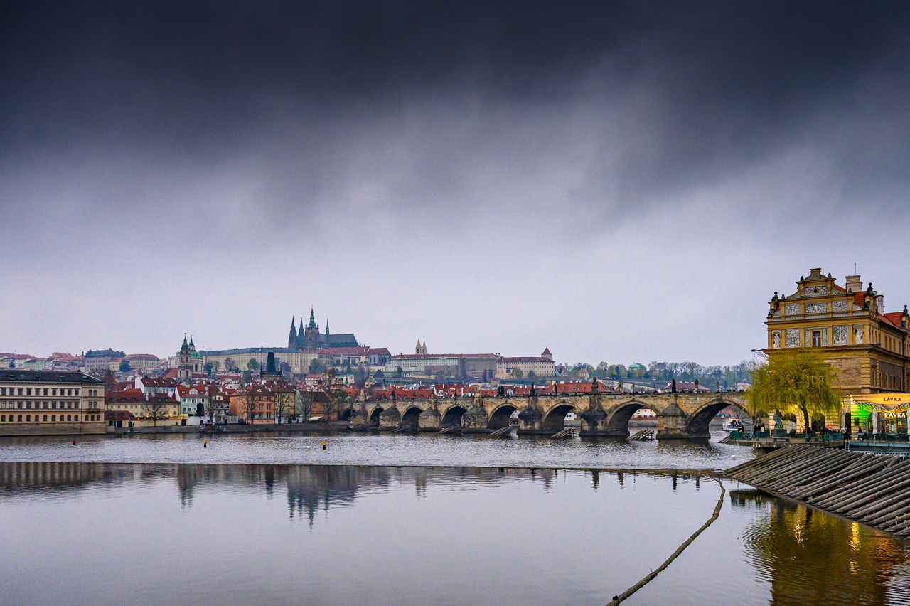 Le due sponde della Moldava unite dal Ponte Carlo