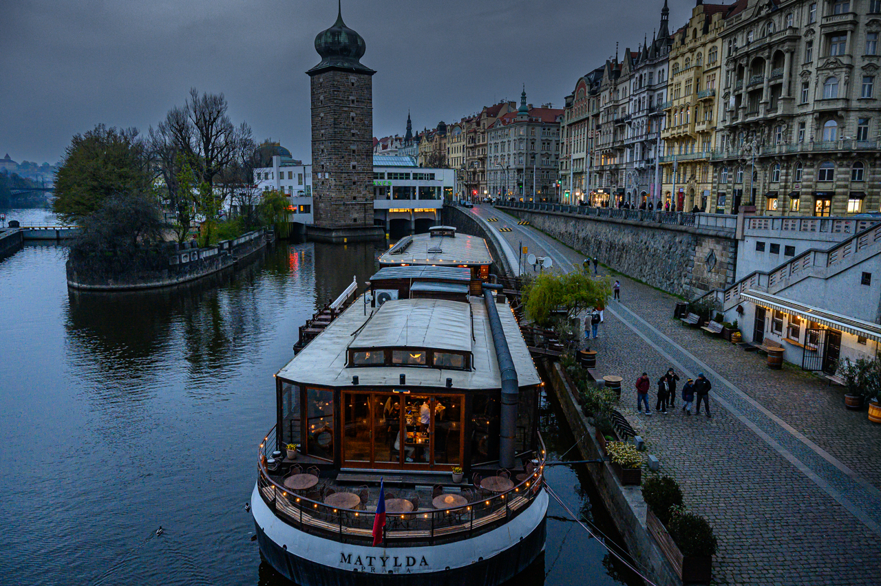 Cala la sera e Praga si illmuna 