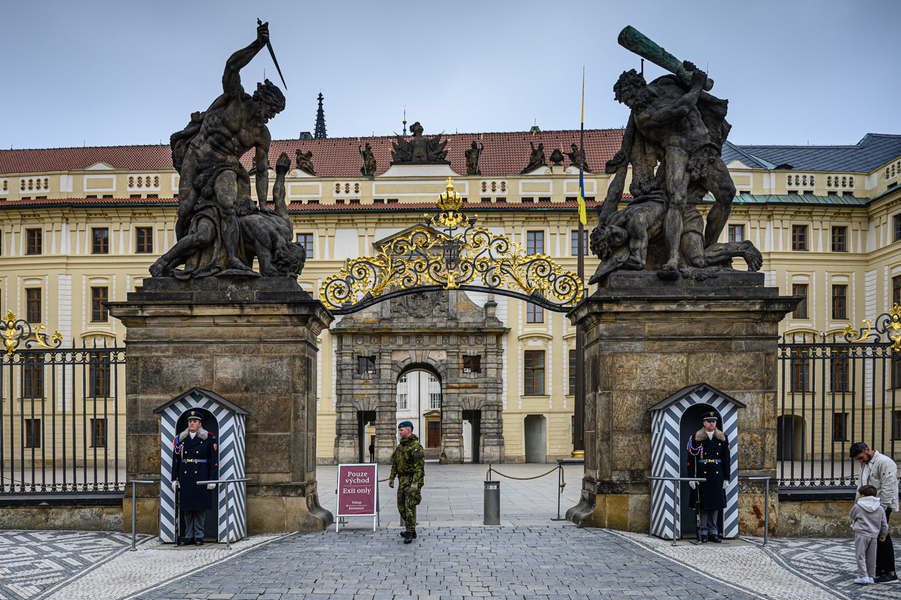L'ingresso principale del Castello di Praga con le statue dei Giganti in lotta