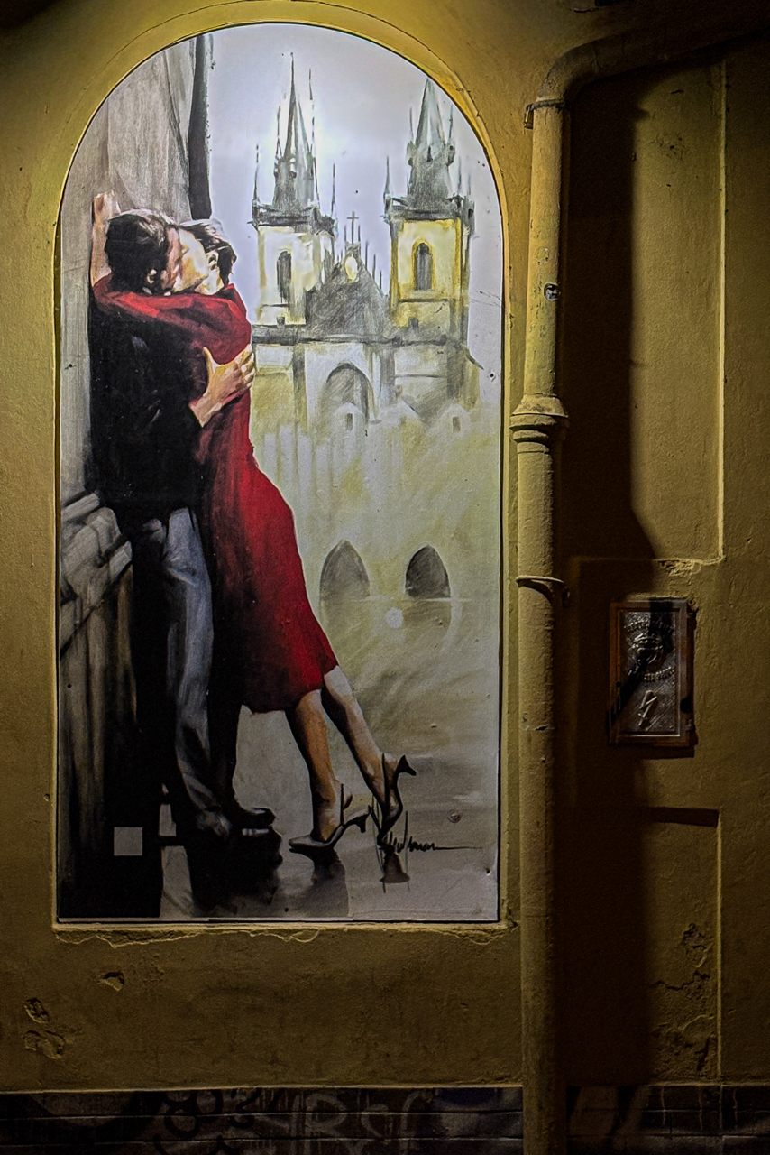 Kiss under the Charles Bridge si trova, appunto, sotto il Ponte Carlo