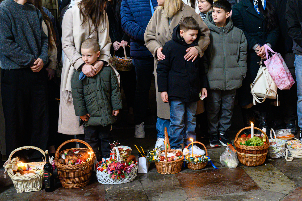 Bambini che aspettano la benedizione delle uova nella domenica della Pasqua Ortodossa