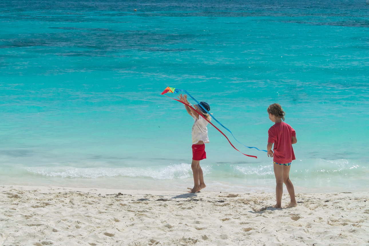 Bambini che giocano sulla riva