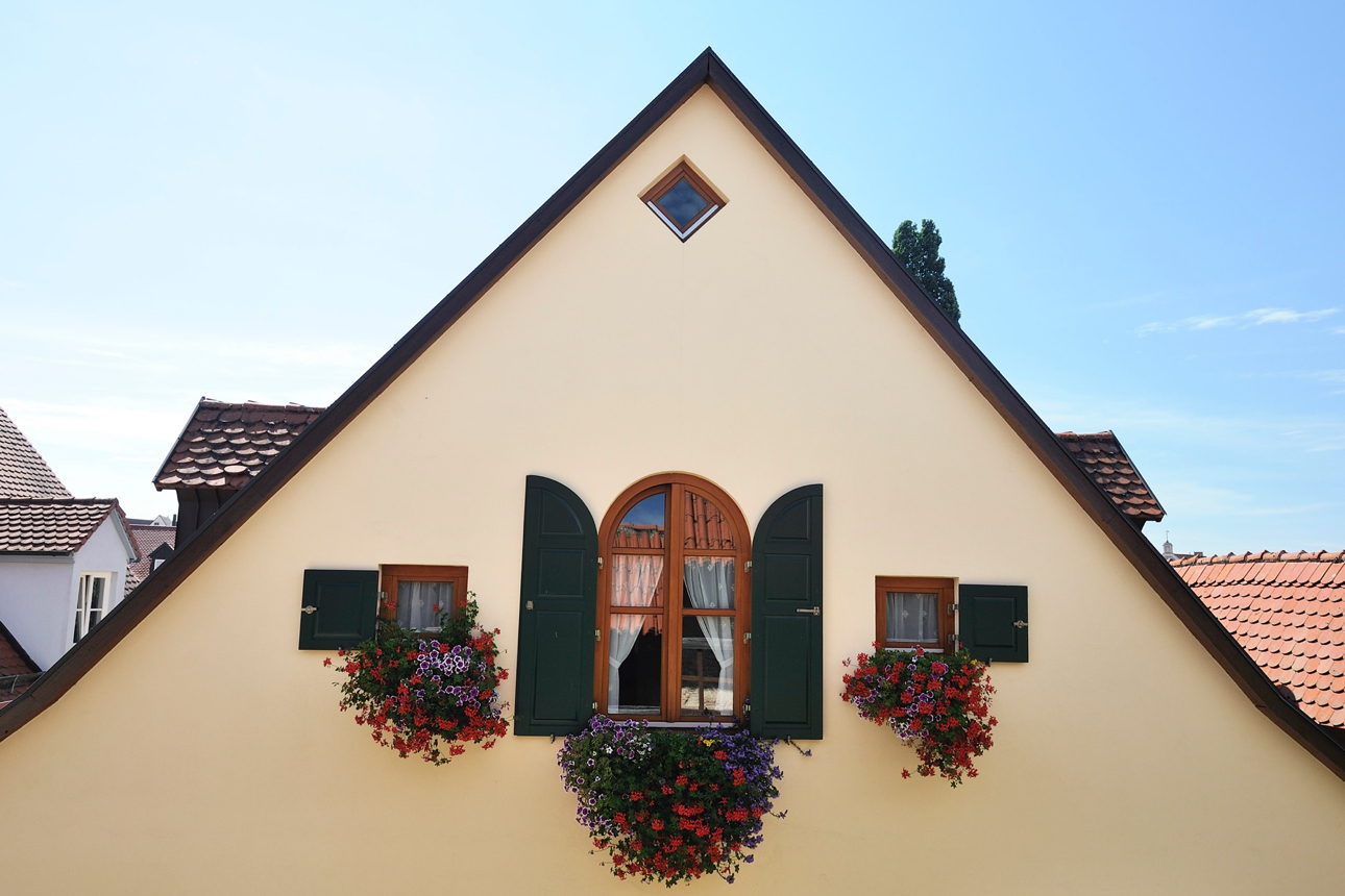 N&ouml;rdlingen un abitazione ritratta dalla cinta muraria