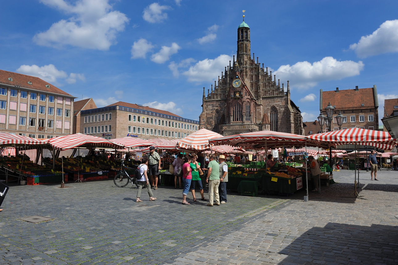 La Frauenkirche (Chiesa di Nostra Signora) che si affaccia sull'Hauptmarkt (Piazza del Mercato Principale) di Norimberga