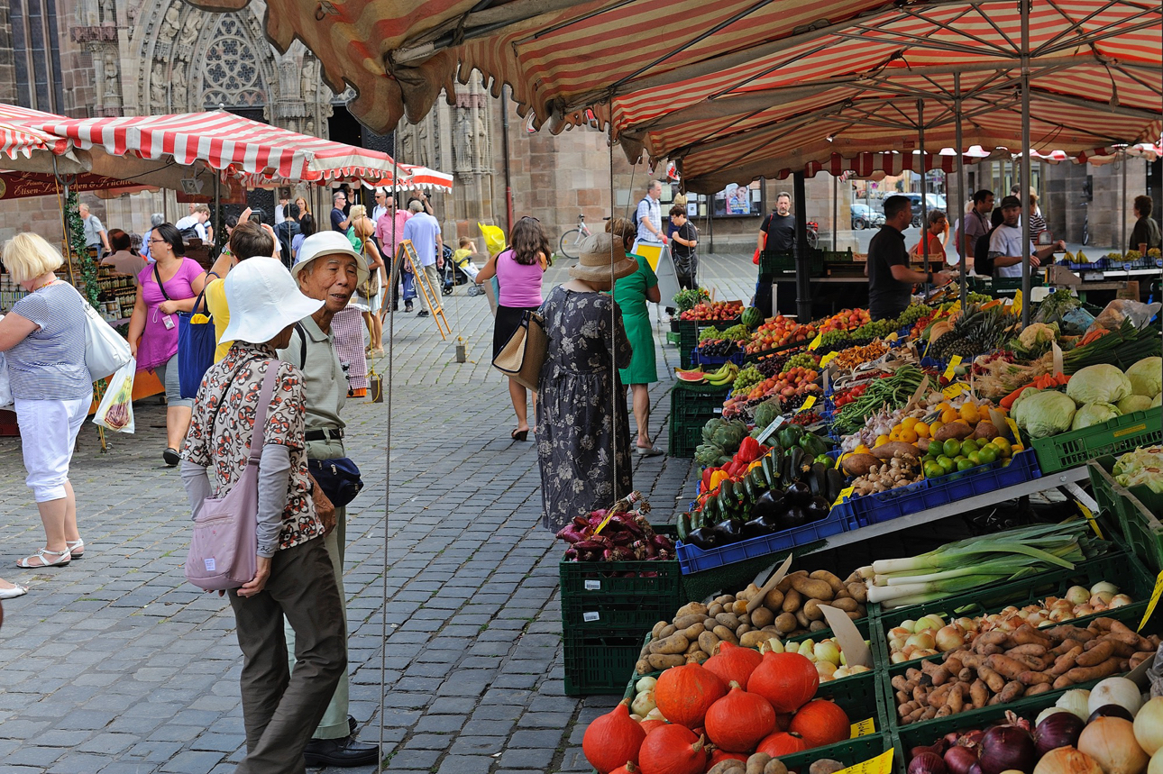 Turisti al mercato principale
