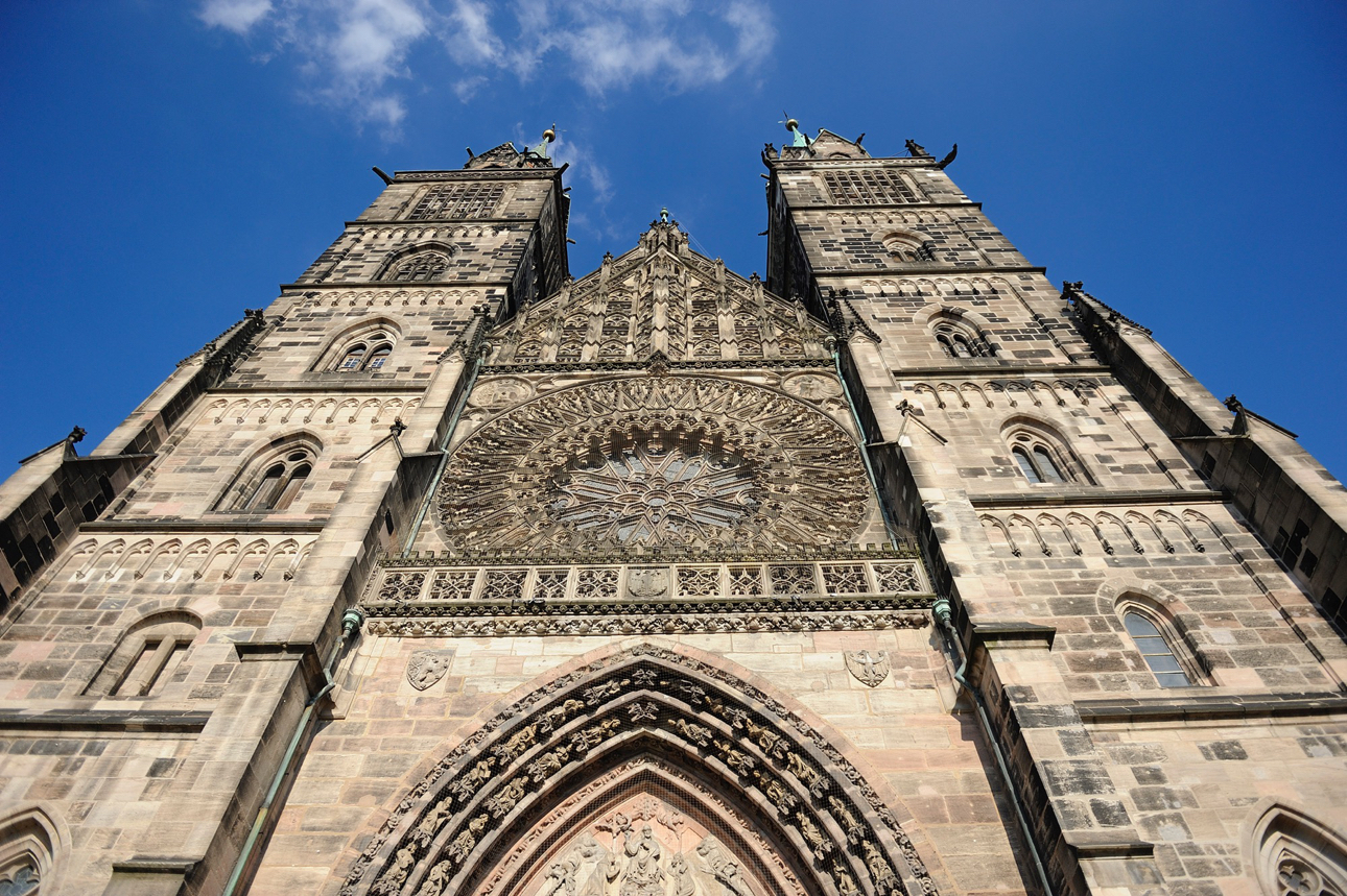 Il Gotico della facciata della Chiesa di San Lorenzo